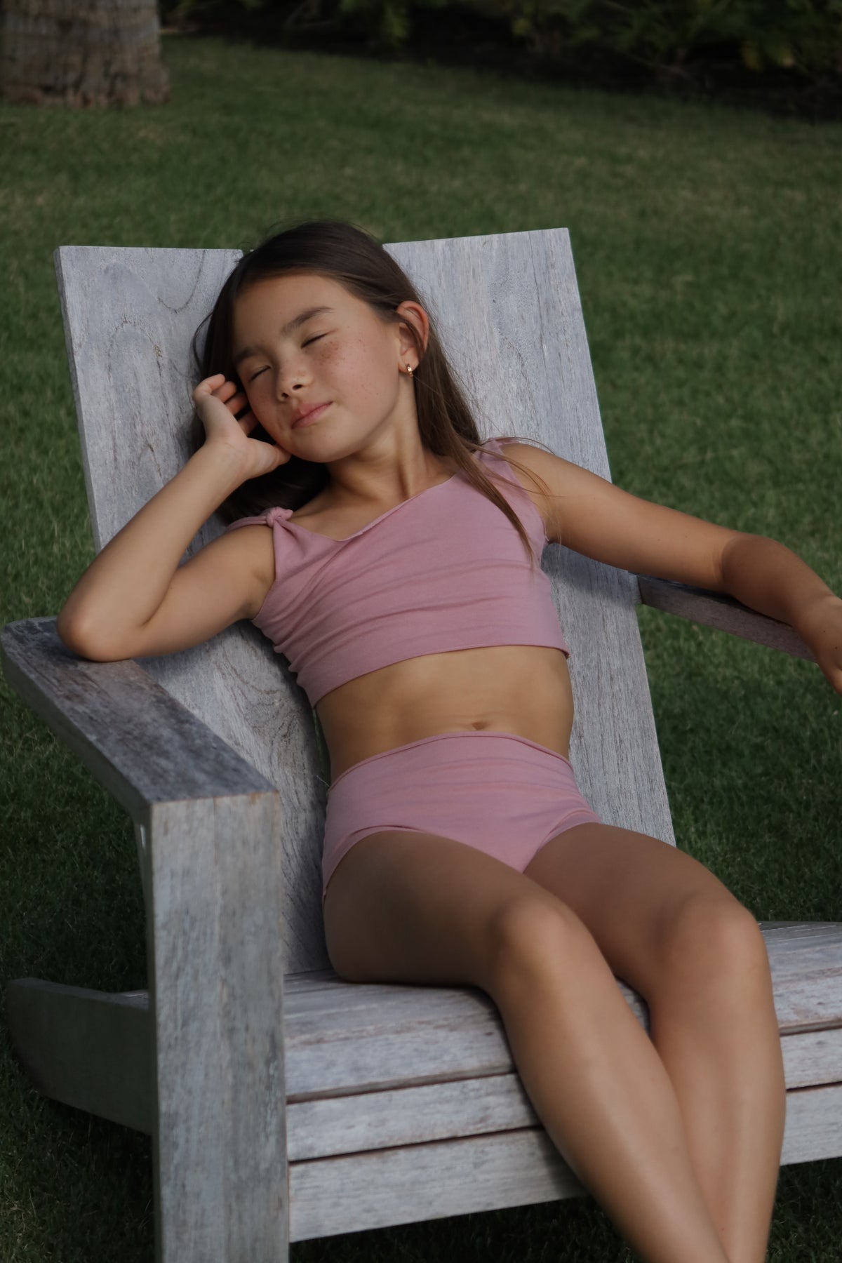 Girl wearing the matching WANINI rose set